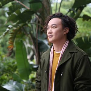 三个黑人强奸美女警察
